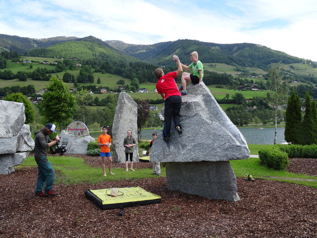 Beim Boulderpark Uttendorf: Guido Unterwurzacher und mit Kindern der NMS Uttendorf. | Foto: TVB Uttendorf