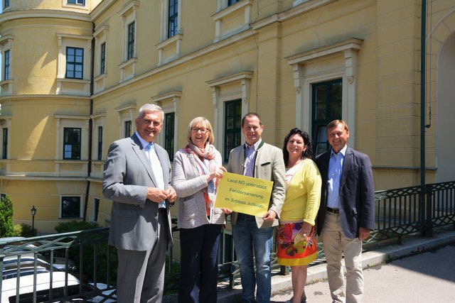 LAbg. Alfred Riedl, GF Monika Franta, Bürgermeister Georg Hagl, Silvia Zimmer und der Vorsitzende von „Rettet das Kind“ Nationalrat Johann Höfinger. | Foto: privat