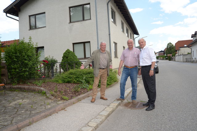Stadtrat Karl Pölzelbauer mit Anrainer Johann Reiterer und Gemeinderat Franz Fidler (v.l.) da, wo das Wasser auf der Straße stehen bleibt.
