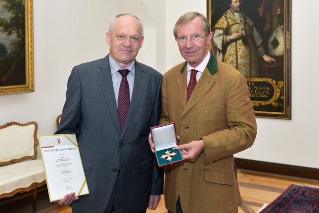 LH Wilfried Haslauer überreichte das Ehrenzeichen an Bezirkshauptmann Reinhold Mayer (links im Bild). | Foto: LMZ/Otto Wieser