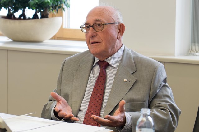 "Die demografische Entwicklung und die sich ändernden Familienstrukturen machen das Thema Pflege zu einer der größten Herausforderungen der Zukunft.", sagt Günter Geyer, Präsident des Vereins "PflegerIn mit Herz" und Vorstandsvorsitzender des Wiener Städtischen Versicherungsvereins.