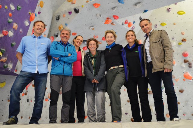 Von links: TVB Uttendorf-Obmann Hubert Jakober, Kletterlegende Peter Habeler, Martina Egger (SLT), Kathi Steiner (Weißsee Gletscherwelt), Lisa Loferer (GF TVB Uttendorf) und Bgm. Hannes Lerchbaumer. | Foto: LAURA KRÄHE