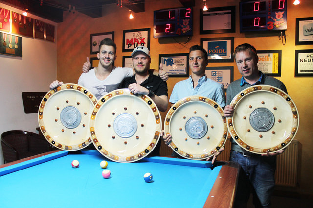 Die Saustalltrophy Sieger mit den Trophy-Tellern von Franz Bachler. | Foto: D. Bachler