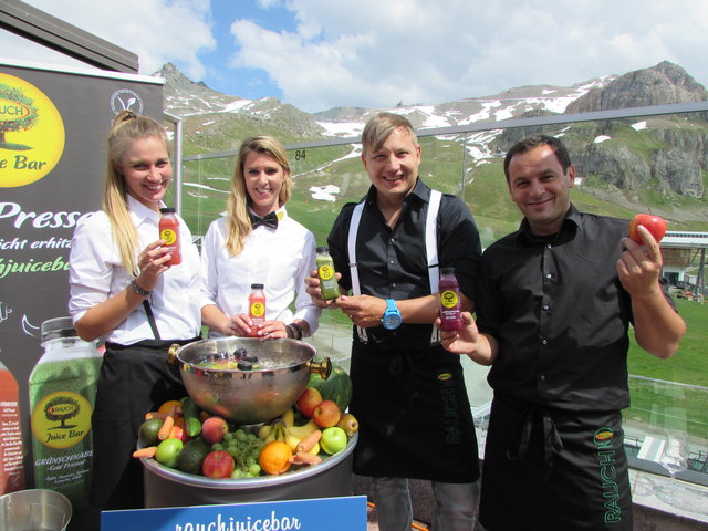 Präsentierten frische Fruchtsäfte der Firma Rauch: Kathi, Jaqui, Christoph und Emso.