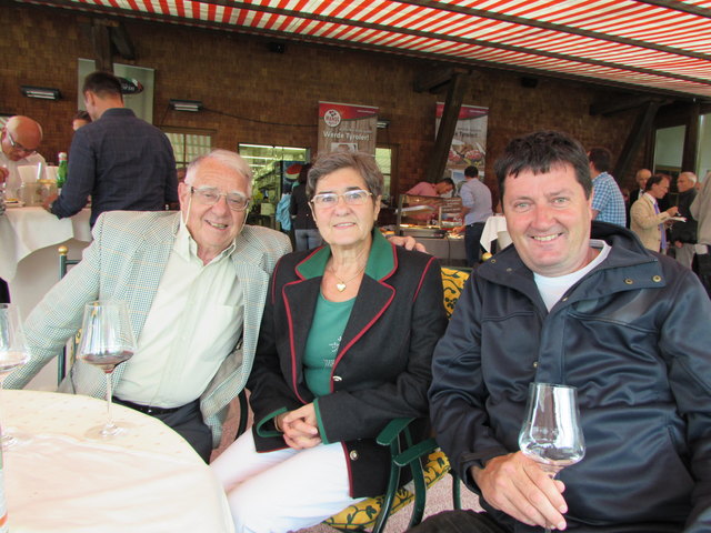 Dr. Ernst Popp mit Gattin Evelyn und Pistenchef Serafin Siegele.