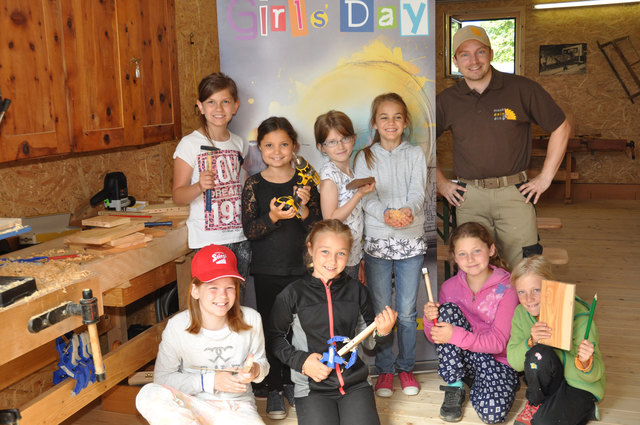 "Mach dein Ding" Vereinsgründer Josef Kowal mit Mädchen der Montessorischule de La Tour | Foto: Mach dein Ding