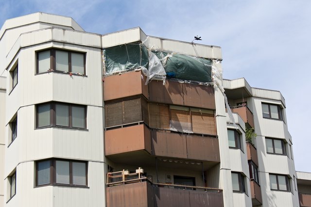 Schandfleck: Die Bewohner der oberen Stockwerke haben ihre Balkone verbarrikadiert, ganz oben flattern zerrissene Plastikplanen, idealer Unterschlupf für die Tiere.