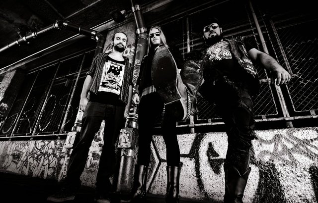 Seit 13 Jahren gibt es die Band Ewig Frost – drei Alben (inkl. "No Dice") hat das Trio veröffentlicht.