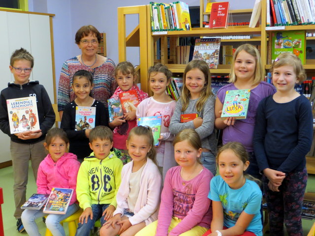 Volksschullehrerin Erika Hintersonnleitner mit ihrer Klasse
