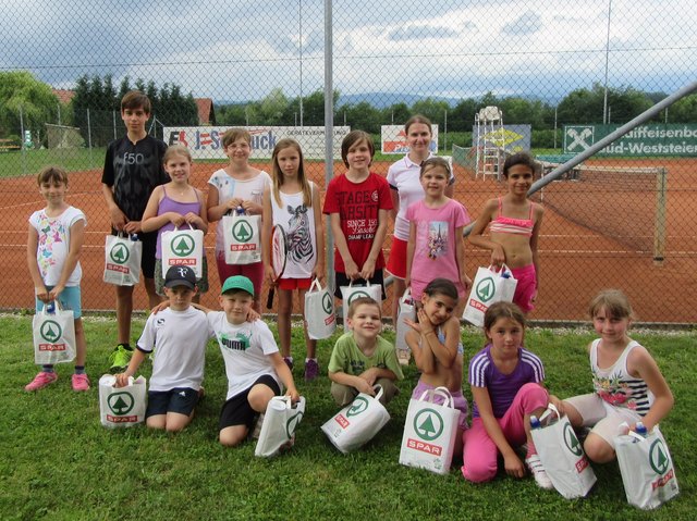 Die jungendlichen Teilnehmer des Tenniskurses auf der Anlage von Pölfing-Brunn. | Foto: KK