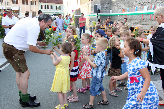 Auch die Kinder waren mit Blumen und mehr dabei. | Foto: KK