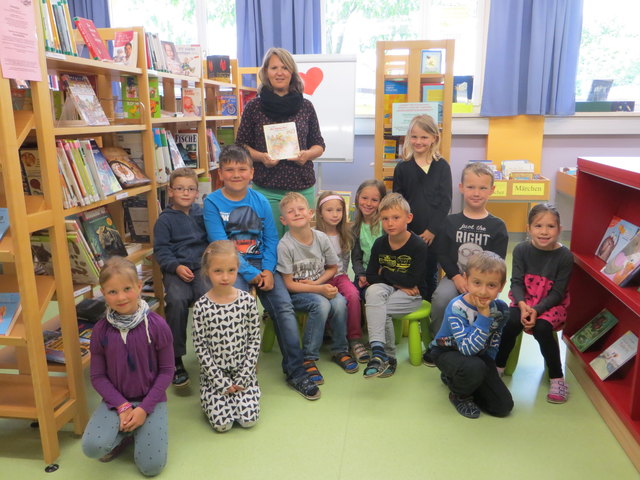 Volksschullehrerin Michaela Dollereder mit ihrer Klasse