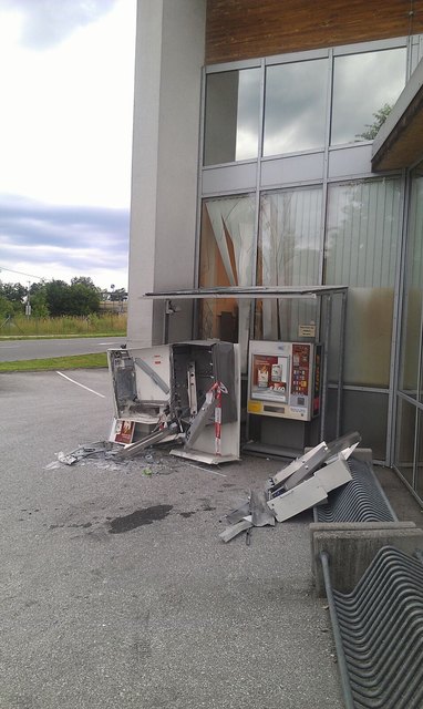 Durch die Wucht der Detonation wurde die Frontseite des Automaten aufgesprengt. | Foto: Privat