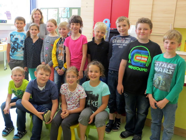 Volksschullehrerin Renate Stadler mit ihrer Klasse