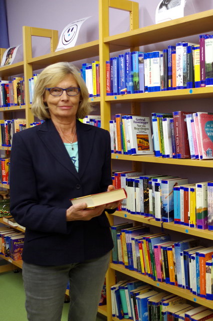 Bibliotheksmitarbeiterin und Lesepatin Marianne Mayr