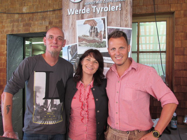 Franjo Lebioda und Anja Hangl vom Kölnerhaus in Serfaus mit Philipp Böhm der Fa. Handl.