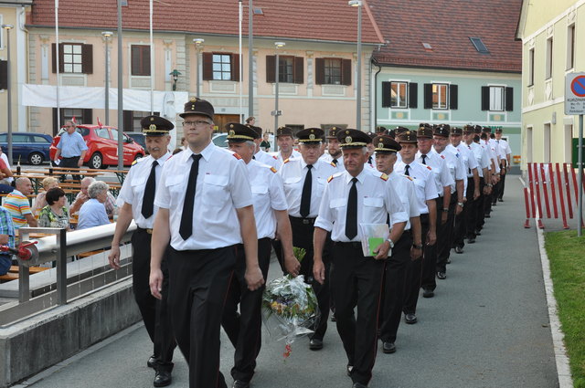 Die fünf Freiwilligen Feuerwehren bei ihrem Aufmarsch zum Festakt. | Foto: KK