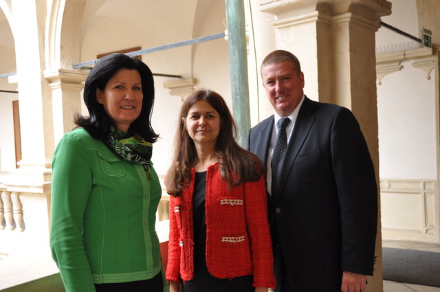 Für eine gerechtere Verteilung der Wohnbauhilfe: Barbara Riener, Soziallandesrätin Doris Kampus, Klaus Zenz (v. l.) | Foto: Land Steiermark