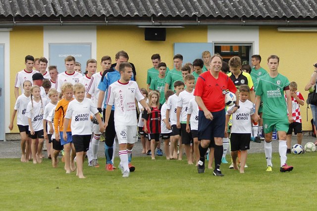 Die U-19-Bezirksauswahl (l.) und die U-16 der Sturm-Akademie beim Einlaufen. Die Grazer setzten sich mit 7:1 durch. | Foto: KK