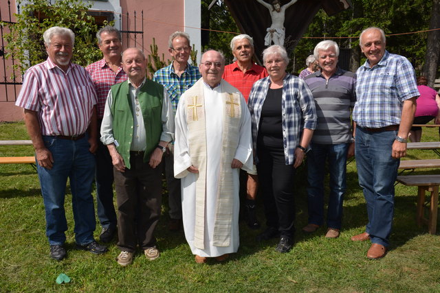 Prälat Rupert Kroisleitner mit den Obleuten der einzelnen Ortsgruppen auf der Wildwiese.