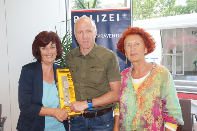 Wie kann ich mich vor einem Einbruch schützen? Margit Böhm und Helga Brugger informierten sich bei Richard Wolf (Kripo).
