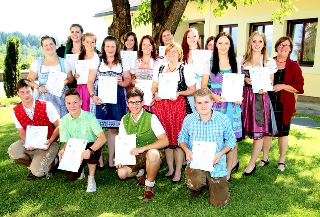 Abschlussfeier: Den sechzehn stolzen Absolventen der Gartenbaufachschule Ehrental wurden die Zeugnisse verliehen