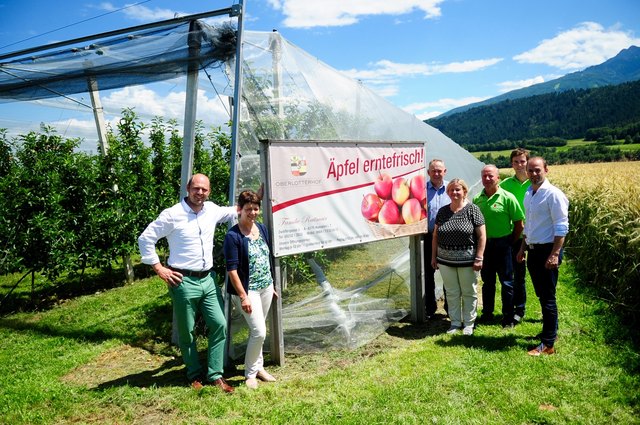 V.l.n.r.: Der designierte Kammerdirektor Ferdinand Grüner, LK-Vizepräsidentin Helga Brunschmid, Bezirksobmann Thomas Schweigl, Bezirksbäuerin Karoline Schapfl, Anton Raitmair, Thomas Raitmair, LK-Präsident Josef Hechenberger