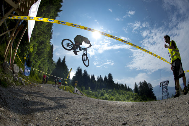 Der berühmte Roadgap Sprung war wieder ein echter Publikumsmagnet. | Foto: Innsbruck-Tourismus/manfredstromberg.com