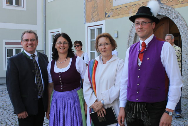 Bürgermeister Johannes Prillhofer mit Gattin Barbara, Psatoralassistentin Ursula Barth und Obmann Manfred Leimhofer beim festakt am Freitag