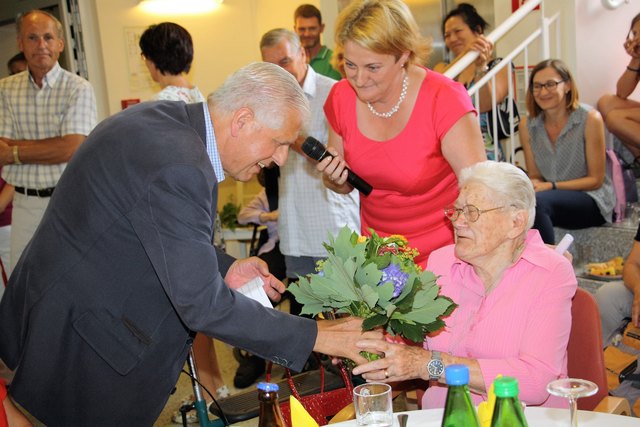 Franz Küberl und Anita Freismuth-Jauschneg überreichten Blumen an die Bewohner der ersten Stunde.