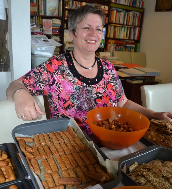 Annemarie Schinnerl mit selbst gemachten gesunden Müsliriegeln & Dinkelchips.