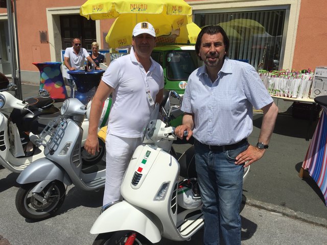 Werner Polz-Lari und Bgm. Josef Wallner sind gerade beim Vespa-Treffen in Deutschlandsberg, heute und morgen auch mit italienischem Markt am Rathausplatz.