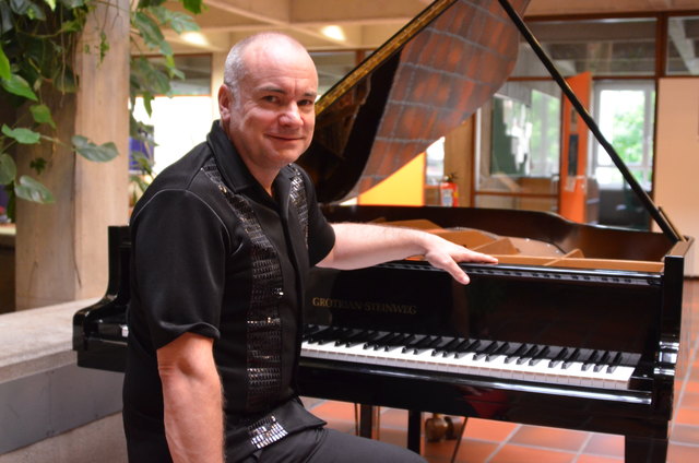 Ein Vollprofi ohne Starallüren: Pianist Manfred Tausch bei der Veranstaltungsreihe „Tower of Songs“ in Trofaiach.