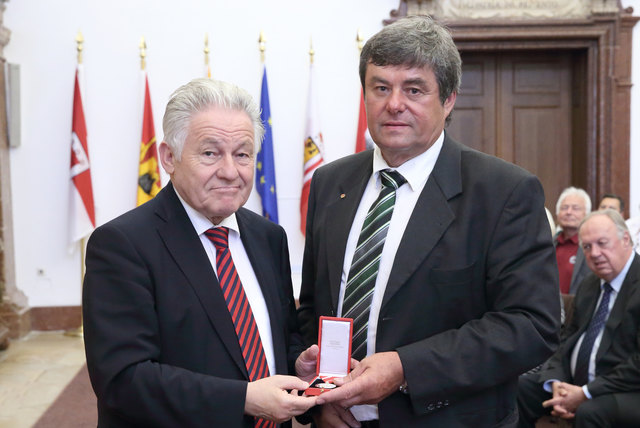 Josef Haider freut sich über die Goldene Medaille der Republik, die ihm Landeshauptmann Josef Pühringer überreichte. | Foto: Land OÖ/Stinglmayr