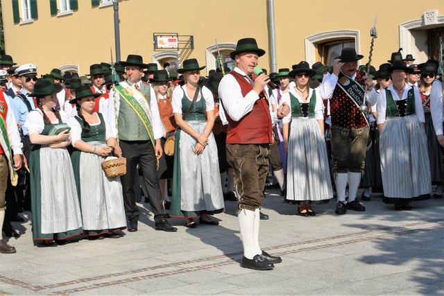 Am Kirchplatz, wo vor 40 Jahren die Jugendkapelle Fernitz gegründet wurde, begrüßte Obmann Manfred Hiebaum 500 Musiker.