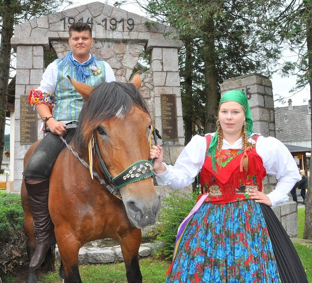 Sieger beim Kufenstechen in Vorderberg: Florian Mörtl, hier mit seiner Christina