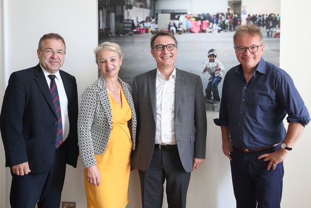 Schärdings Bezirkshauptmann Rudolf Greiner, Rohrbachs Bezirkshauptfrau Wilbirg Mitterlehner, Bezirkshauptmann Paul Gruber aus Urfahr-Umgebung und LR Rudi Anschober präsentieren die aktuelle Situation bei den Asylquartieren in OÖ.