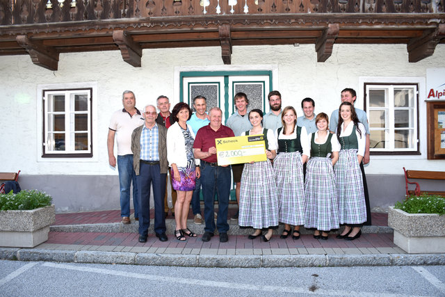 Die Vertreter des Uttendorfer Hilfswerksvereins, Bürgermeister Hannes Lerchbaumer und die Ausschussmitglieder der Landjugend Uttendorf.