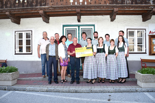 Die Vertreter des Uttendorfer Hilfswerksvereins, Bürgermeister Hannes Lerchbaumer und die Ausschussmitglieder der Landjugend Uttendorf. | Foto: Landjugend Uttendorf, Alexandra Manzl