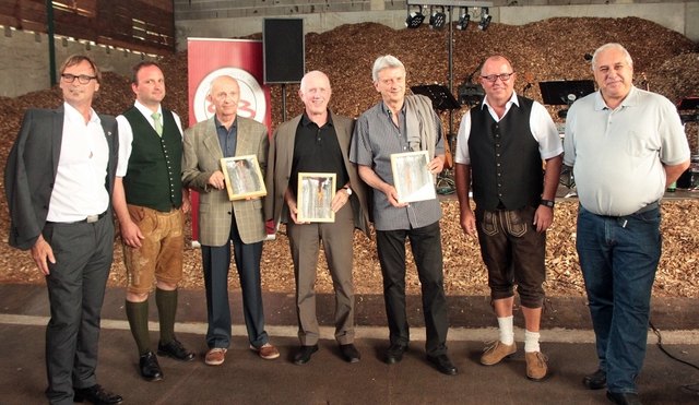 (V.l.:) Bürgermeister Erwin Eggenreich, Fernwärme-Geschäftsbereichsleiter Gerd Holzer, die „Gründungsväter“ der Fernwärme, Bgm. a.D. Helmut Kienreich, Reinhold Zingl und Franz Ecker, Fernwärme-Abteilungsleiter Gerhard Hierz, Künstler Hubert Brandtstätter.