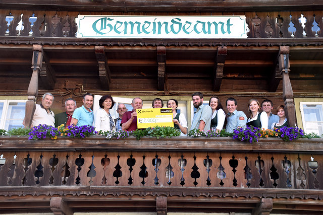 Die Vertreter des Uttendorfer Hilfswerksvereins, Bürgermeister Hannes Lerchbaumer und die Ausschussmitglieder der Landjugend Uttendorf
Bild 2: Spendenübergabe vor dem Gemeindeamt Uttendorf