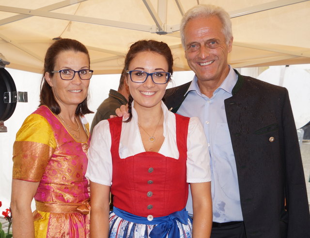 Gabriela Ramsauer entwarf das Halleiner Dirndl. Hier mit ihren Eltern Susanne und Ex-Bundesverkehrsminister Peter Ramsauer.