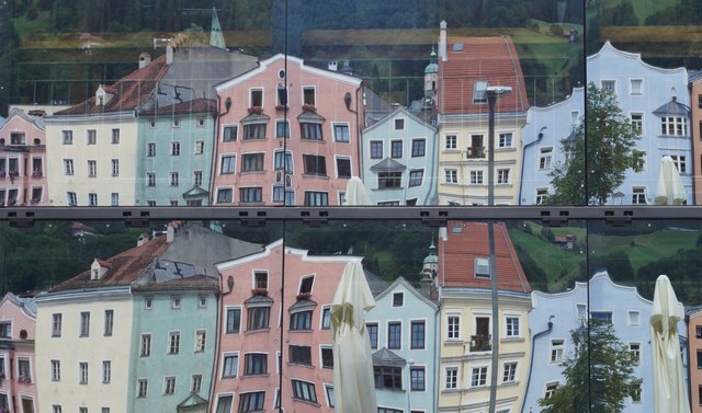 Die bunte Häuserzeile des Innsbrucker Stadtteils Mariahilf spiegelt sich gleich doppelt in den Glasscheiben des Innsbrucker Restaurants Cammerlander.