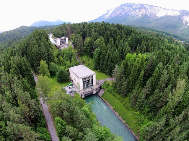 Die Fallhöhe vom Wasserschloss zum Maschinenhaus Schütt-2 bzw. zur dortigen Kaplanturbine beträgt 28 Meter