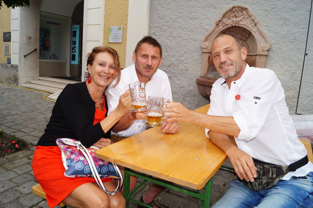Prost! Das Hofbräu Kaltenhausen braute für das Fest ein eigenes Dirndl-Bier.