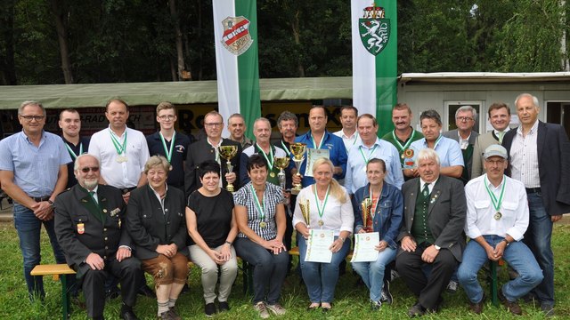 Die erstplazierten Mannschaften und die erstplazierten EinzelteilnehmerInnen mit den Ehrengästen