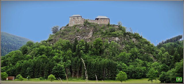 Die imposant auf einem Fels gebaute Burg wurde vor ca. 1000 Jahren erbaut und wurde nun in vielen Bereichen liebevoll restauriert. Verborgene Besonderheiten und spannende Geschichten lassen in längst vergangene Zeiten eintauchen.

Sie ist von Anfang April bis Mitte November geöffnet und allgemein zugänglich. Darüberhinaus kann man die Burg für Festlichkeiten aller Art mieten.