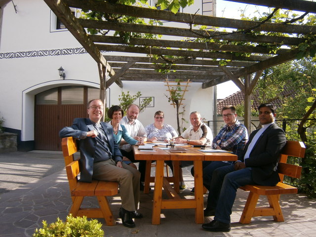 Das Pfarrteam in Steinakirchen: Hans Lagler, Christiane Dolezal, Robert Plank, Erika Pichlmayer, Thomas Pflügl, Paul Przybysz und Thomas Neernakunnel. | Foto: privat