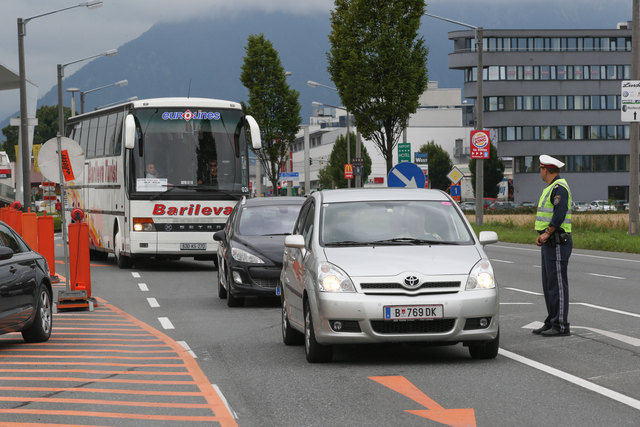 Die Stau-Ampeln werden an mehreren Einfahrtsrouten in die Stadt Salzburg montiert - so auch hier beim Outlet Center.