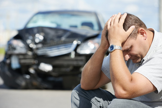 Leicht alkoholisiert kam ein Autofahrer von der Straße ab und prallte gegen eine Felswand. | Foto: Kadmy/Fotolia